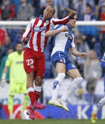 Codazo de Miranda del Atlético a Abraham del Espanyol 