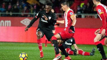 GRAF4964. GERONA, 13/01/2018.- El delantero del Athletic de Bilbao Íñaki Williams (i) trata de superar al colombiano Bernardo Espinosa (c), del Girona, durante el partido de Liga en Primera División disputado esta tarde en el Campo Mu