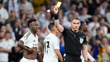 Vinicius, jugador del Real Madrid, ve la amarilla tras quitarse la camiseta para celebrar uno de sus goles al Dortmund en el partido de la tercera jornada de la fase liga de la Champions.