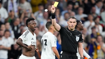 Vinicius, jugador del Real Madrid, ve la amarilla tras quitarse la camiseta para celebrar uno de sus goles al Dortmund en el partido de la tercera jornada de la fase liga de la Champions.