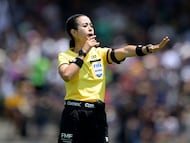 Mexican referee Katia Itzel Garcia gestures during the Liga MX Clausura tournament football match between Pumas and Mazatlan at the Olimpico Universitario stadium in Mexico City, on April 12, 2026. (Photo by Alfredo ESTRELLA / AFP)