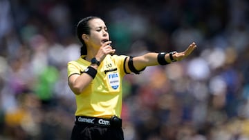 Mexican referee Katia Itzel Garcia gestures during the Liga MX Clausura tournament football match between Pumas and Mazatlan at the Olimpico Universitario stadium in Mexico City, on April 12, 2026. (Photo by Alfredo ESTRELLA / AFP)