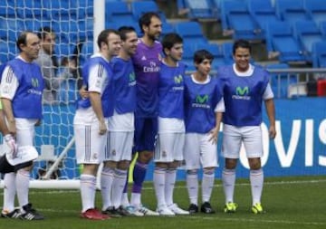 Marcelo, Pepe, Jesé, Morata, Isco, Varane, Xabi Alonso, y Diego López dieron un clinic a algunos aficionados que pudieron pisar el césped del Bernabéu.