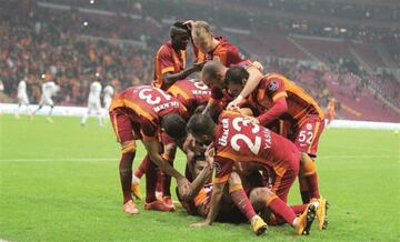 Es el club más exitoso de Turquía, con 22 ligas en sus vitrinas. Además, ganó la Copa UEFA y la Supercopa de Europa en 2000.