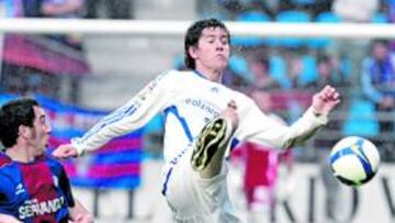 <b>EN IPURUA. </b>Ander Herrera se estira para tratar de controlar un balón durante el partido que enfrentó al Zaragoza con el Eibar en Ipurua.