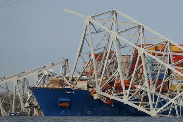 Así ha quedado el barco Dali tras el derrumbe del puente Francis Scott Key de Baltimore.