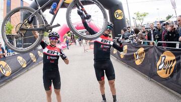 Carlos Coloma y Rocío del Alba celebran su triunfo en la primera etapa de La Rioja Bike Race 2019.