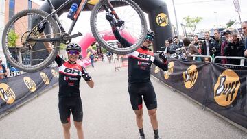 Carlos Coloma y Roc&iacute;o del Alba celebran su triunfo en la primera etapa de La Rioja Bike Race 2019.