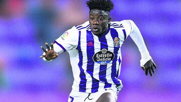 VALLADOLID, SPAIN - JANUARY 26: Salisu of Real Valladolid CF battle for the ball with Rodrygo Goes of Real Madrid CF during the Liga match between Real Valladolid CF and Real Madrid CF at Jose Zorrilla on January 26, 2020 in Valladolid, Spain. (Photo by Q