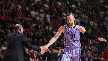 Dzanan Musa saluda a Chus Mateo en la victoria este mes de enero en la cancha del Estrella Roja.