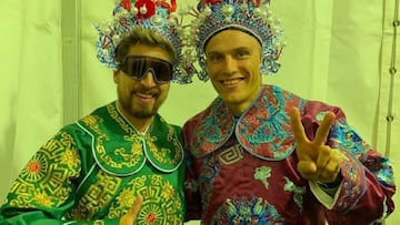 Peter Sagan y Marcel Kittel posan con trajes típicos de la Ópera de Pekín antes del Critérium de Shanghái.