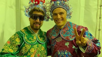 Peter Sagan y Marcel Kittel posan con trajes t&iacute;picos de la &Oacute;pera de Pek&iacute;n antes del Crit&eacute;rium de Shangh&aacute;i.