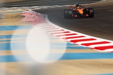 El australiano Oscar Piastri al volante del McLaren MCL40 Mercedes durante las pruebas de pretemporada en el Circuito Internacional de Baréin.