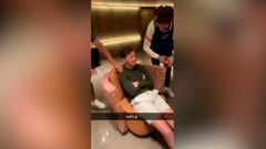 Fan del Chelsea se durmió en el lobby del hotel... ¡y lo despertó Marcos Alonso!