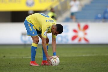 Rafa Mujica coloca el balón para lanzar el penalti posteriormente fallado.