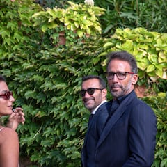 Álvaro Muñoz Escassi, visto en actitud cariñosa con una mujer en la boda de Jordi Cruz