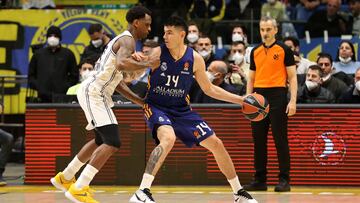 Gabriel Deck realiza una de sus características acciones al poste bajo, defendido por James Nunnally, en el Maccabi-Madrid de la fase regular disputado en Tel Aviv el 24 de marzo.