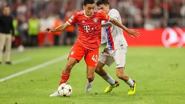 MUNICH, GERMANY - SEPTEMBER 13: Jamal Musiala of Bayern Muenchen and Pedri of FC Barcelona battle for the ball during the UEFA Champions League group C match between FC Bayern München and FC Barcelona at Allianz Arena on September 13, 2022 in Munich, Germany. (Photo by Roland Krivec/DeFodi Images via Getty Images)