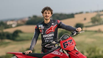 Pecco Bagnaia con la Ducati Desmo450 MX "flat track" con la que se preparará para MotoGP.