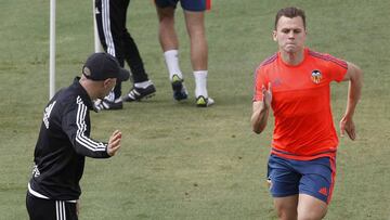 SÓLO LE QUEDAN DOS PARTIDOS. Cheryshev, que reaparecería hoy tras casi dos meses, no jugará en el Bernabéu por cláusula del miedo.