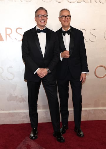 Bill Kramer, CEO de AMPAS y Peter Cipkowskiduring posan en la alfombra roja del Dolby Theatre.