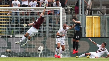 Torino&#039;s goalkeeper Joe Hart (L) in action during the Italian Serie A soccer match between Atalanta Bergamo and Torino FC at Atleti Azzurri d&#039;Italia stadium in Bergamo, Italy, 11 September 2016.