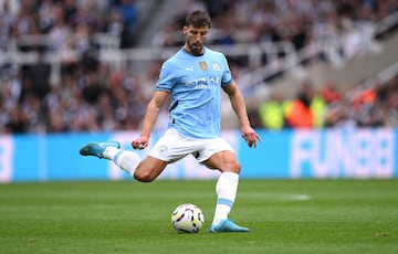 Rúben Dias es uno de los ejes principales de la defensa del Manchester City y de la Selección portuguesa. En 2020, llegó al conjunto citizen y ya suma una Champions y cuatro Premier League. Además, en 2021 fue nombrado mejor futbolista del año en Inglaterra y mejor jugador de la temporada del Manchester City.