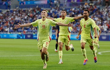 Un doblete del jugador del Barça ante Japón mete a España en semifinales y en la lucha por las medallas. Abel Ruiz cerró el marcador. Marruecos, próximo rival de la Selección.