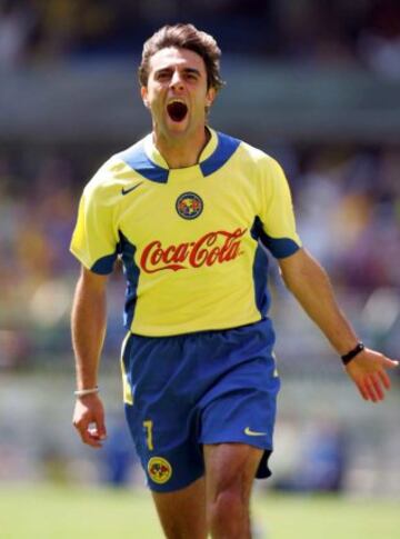 Recaló en México tras su paso por el Valencia y la Lazio, donde triunfó. En América jugó dos años y formó una de las delanteras más espectaculares de los últimos tiempos, junto a Cuauhtémoc Blanco y Kléber.