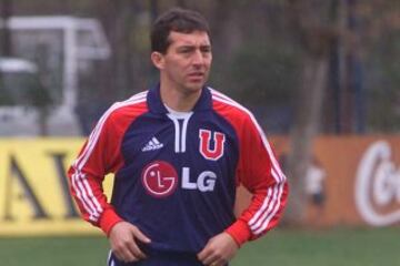 Era defensor central en las series menores de la U. En el primer equipo, también se desempeñó como lateral y mediocampista. La multiplicidad de funciones además la extendió a la Roja, en los años 90.