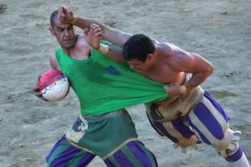 El equipo blanco contra el verde disputan el partido ataviados con las ropas tradicionales. 