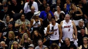 Varios seguidores intenta abanicarse durante el primer partido en el AT&amp;T Center de San Antonio.