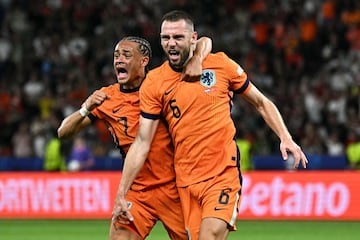 Netherlands' defender #06 Stefan de Vrij (R) celebrates with Netherlands' forward #07 Xavi Simons after scoring his team's first goal during the UEFA Euro 2024 quarter-final football match between the Netherlands and Turkey at the Olympiastadion in Berlin on July 6, 2024. (Photo by JAVIER SORIANO / AFP)
