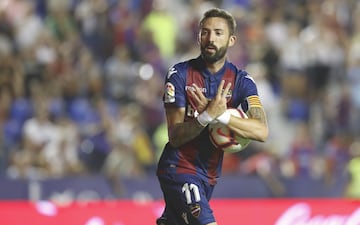 En 2011 fichó por el filial del Levante y no sería hasta la temporada 2014 cuando volvería pero en está ocasión al primer equipo donde permanece hasta el momento