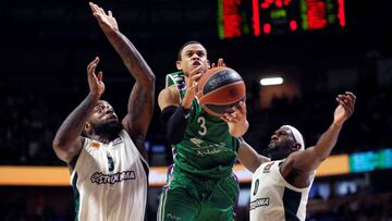 GRAF4104. MÁLAGA, 16/03/2018.- El base estadounidense de Unicaja Ray Mccallum (c) entra canasta ante Chris Singleton (d) y KC Rivers, del Panathinaikos Superfoods, durante el partido de la Euroliga de baloncesto disputado esta noche en el Palacio d