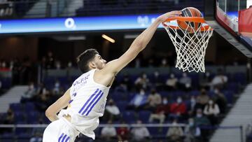 Tristan Vukcevic da en el clavo ante ojeadores de la NBA