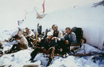 El 13 de octubre de 1972 se estrelló en la cordillera andina el vuelo 571 de la Fuerza Aérea Uruguaya en el que viajaban 45 personas, entre ellos los jugadores del equipo de rugby Old Christians. 16 personas lograron sobrevivir al percance y al frío durante dos meses en los que llegaron a alimentarse de la carne de los pasajeros fallecidos para no perecer.