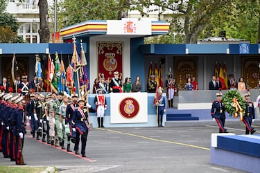 La Princesa Leonor de España, el Rey Felipe VI de España, la Reina Letizia de España y la Princesa Sofía de España asisten al Desfile Militar del Día de la Patria el 12 de octubre de 2025 en Madrid, España.
