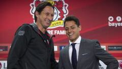 Chicharito recibe bienvenida de figura en el Leverkusen