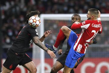 Sandro Tonali y Yannick Carrasco.