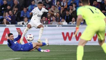 Girona's Brazilian midfielder #16 Savio Moreira (TOP) vies with Getafe's Spanish defender #21 Juan Iglesias during the Spanish league football match between Getafe CF and Girona FC at the Col. Alfonso Perez stadium in Getafe on March 16, 2024. (Photo by Thomas COEX / AFP)