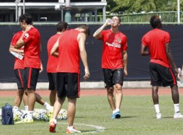 Fernando Torres se refresca por las altas temperaturas y la humedad.