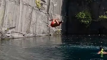Kevin Kahwaty cayendo de espaldas al agua al saltar desde un acantilado.