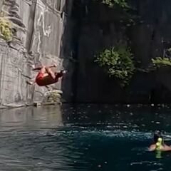 Cae de espaldas al saltar desde un acantilado y le explota un pulmón