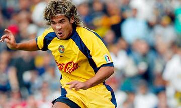 En 2002 jugó con el América pero tardó más en llegar que en lo que salió, pasó por varios equipos en México y se retiró en 2012 en Guatemala.