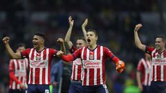 MEX5686. CIUDAD DE MÉXICO (MÉXICO), 21/05/2023.- Los jugadores de Chivas festejan su victoria en contra del América, durante un juego por las semifinales del torneo Clausura 2023 de la Liga MX hoy, en el Estadio Azteca de la Ciudad de México (México). EFE/Isaac Esquivel
