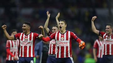 MEX5686. CIUDAD DE MÉXICO (MÉXICO), 21/05/2023.- Los jugadores de Chivas festejan su victoria en contra del América, durante un juego por las semifinales del torneo Clausura 2023 de la Liga MX hoy, en el Estadio Azteca de la Ciudad de México (México). EFE/Isaac Esquivel