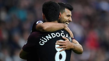 WEST BROMWICH, ENGLAND - OCTOBER 29: Sergio Aguero of Manchester City (R) celebrates scoring his sides second goal with Ilkay Gundogan of Manchester City (L) during the Premier League match between West Bromwich Albion and Manchester City at The Hawthorns on October 29, 2016 in West Bromwich, England. (Photo by Laurence Griffiths/Getty Images)