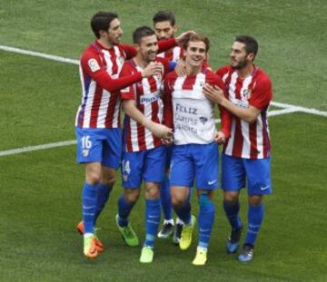 Los jugadores celebran el 1-0 de Griezmann. 