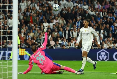 Jude Bellingham, en una clara ocasión de gol, intenta de superar a Donnarumma con una vaselina. El balón se fue por encima del larguero.